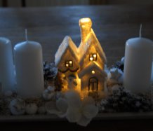 Adventní dekorace se svítícím domečkem