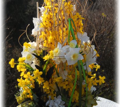 Jarní koš s květinami