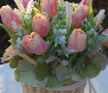 Jarní koš s tulipány
