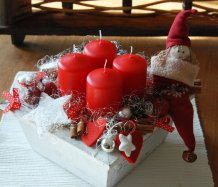 Adventní dekorace s holčičkou