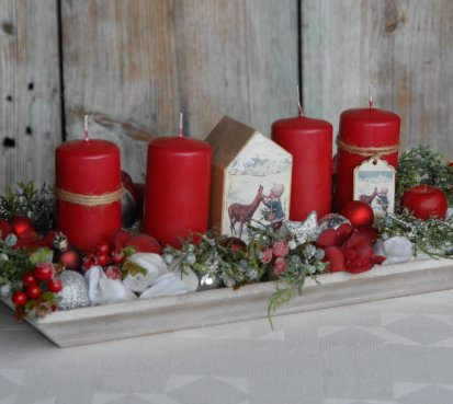 Adventní dekorace s dřevěným domečkem