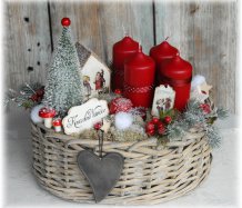 Adventní dekorace s dřevěným domečkem v košíku