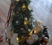 Vánoční dekorace se svítícím stromečkem