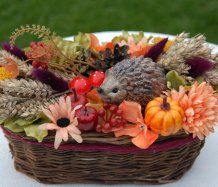 Barevný podzimní košík s ježečkem