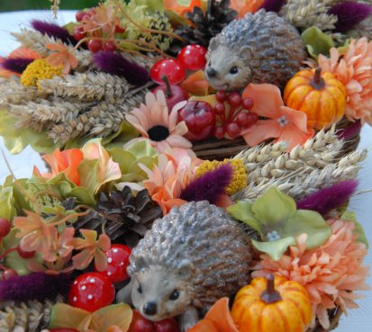 Barevný podzimní košík s ježečkem