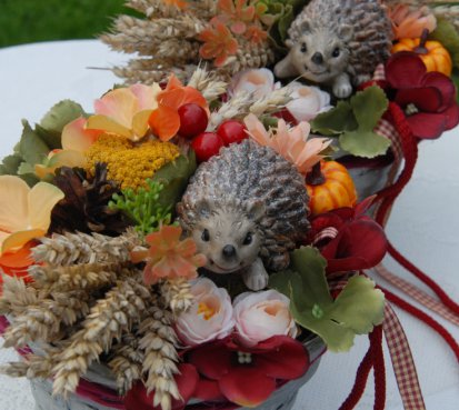 Barevný podzimní košík s ježečkem 