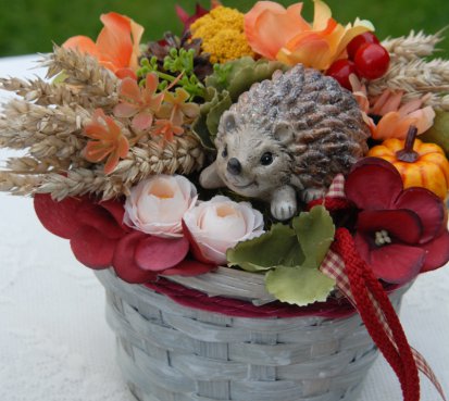 Barevný podzimní košík s ježečkem 