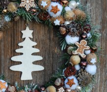 Perníčkový vánoční věnec s dřevěným stromečkem