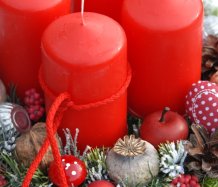 Adventní dekorace v červené