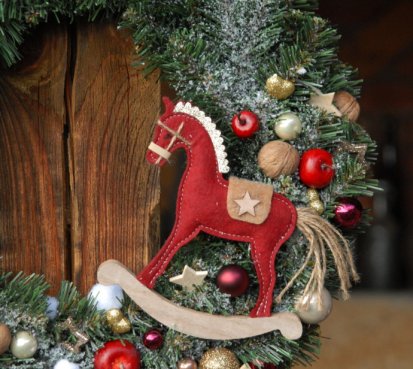 Luxusní vánoční věnec s koníkem