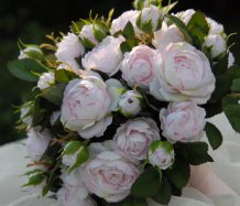 Jemná svatební kytice s růžemi