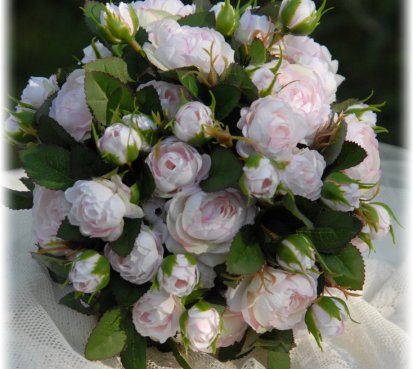 Jemná svatební kytice s růžemi