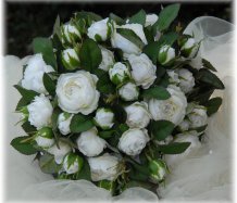 Kytice s bílými růžemi
