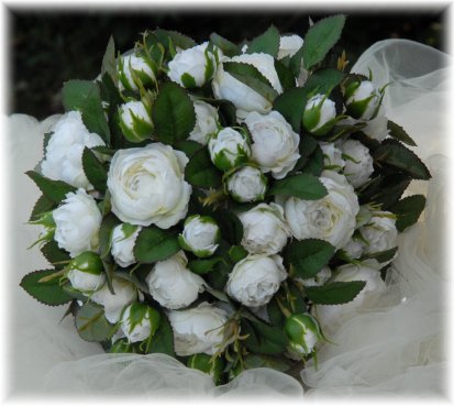 Kytice s bílými růžemi