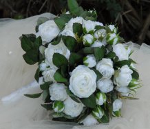 Svatební kytice s bílými růžemi