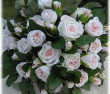 Svatební kytice s růžovými růžemi