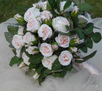 Svatební kytice s růžovými růžemi
