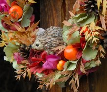 Barevný podzimní věnec s ježečkem
