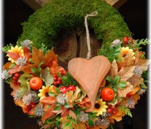 Barevný podzimní věnec s dřevěným srdcem