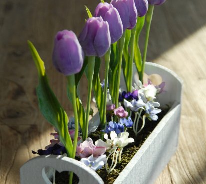 Fialové tulipány v krabici