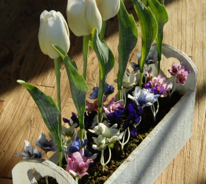 Bílé tulipány v krabici
