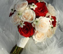Svatební kytice s růžemi a snědkem