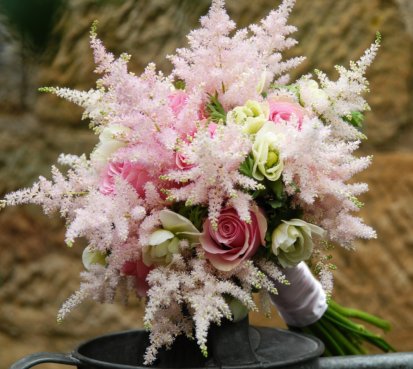Svatební kytice s růžovou čechravou