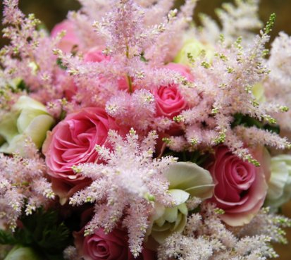 Svatební kytice s růžovou čechravou