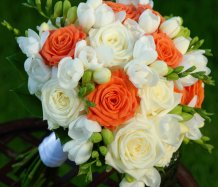 Bílo.- oranžová svatební kytice