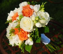 Bílo- oranžová svatební kytice