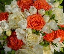 Bílo- oranžová svatební kytice