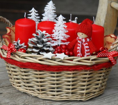 Vánoční adventní dekorace v košíku
