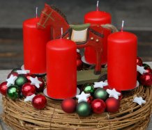 Adventní věnec s dřevěným koněm