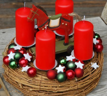 Adventní věnec s dřevěným koněm