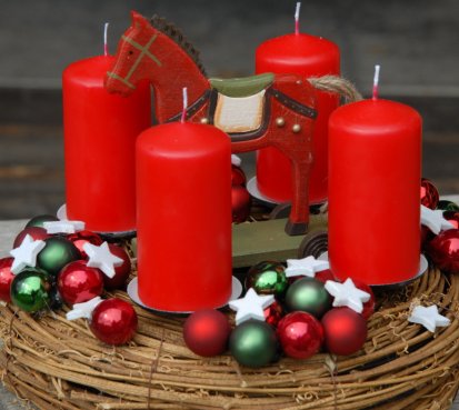 Adventní věnec s dřevěným koněm