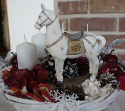 Adventní dekorace s bílým koněm