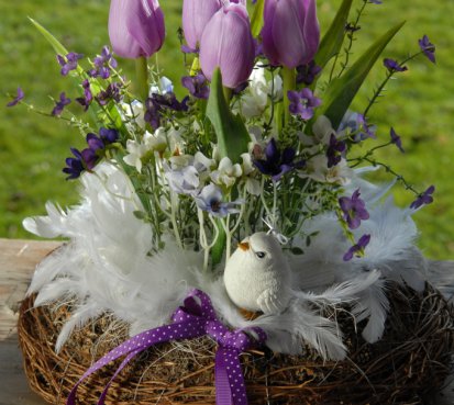 Jarní dekorace v proutěném hnízdě