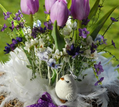 Jarní dekorace v proutěném hnízdě