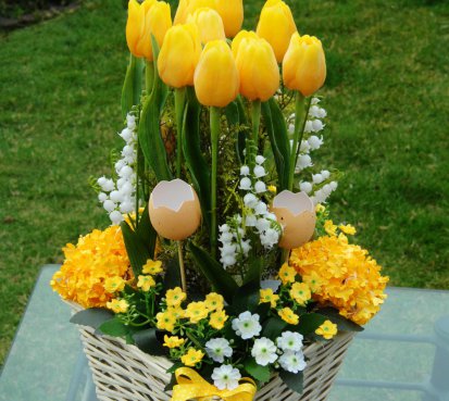 Dekorace s tulipány do žluta