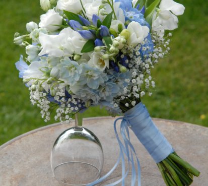 Modro-bílá svatební kytice