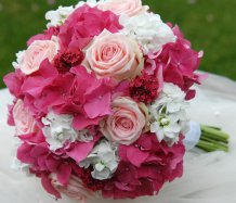 Hortenzie a růže svatební kytice