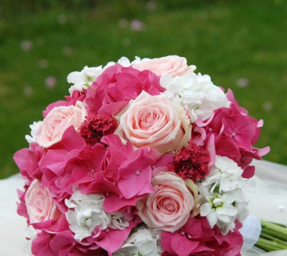 Hortenzie a růže svatební kytice