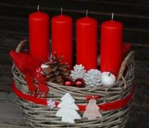 Adventní dekorace s červenými svíčkami