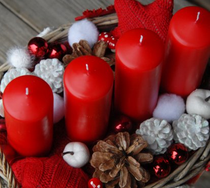 Adventní dekorace s červenými svíčkami