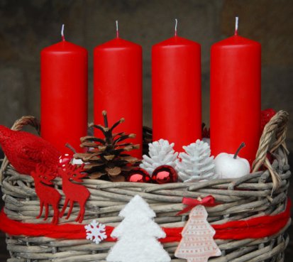 Adventní dekorace s červenými svíčkami