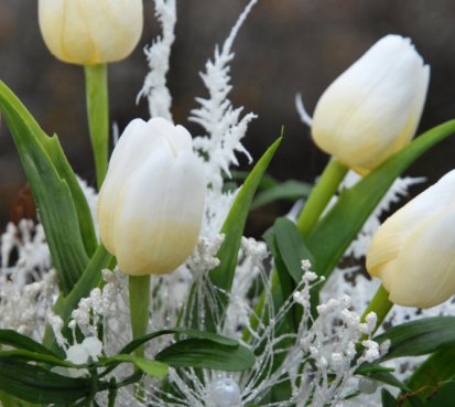 Dekorace vánoční s tulipány v proutí