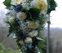 Luxusní převislá svatební kytice v modrých odstínech