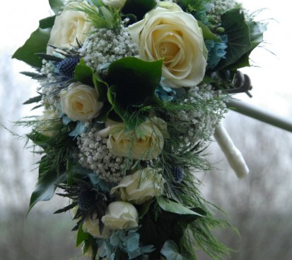 Luxusní převislá svatební kytice v modrých odstínech