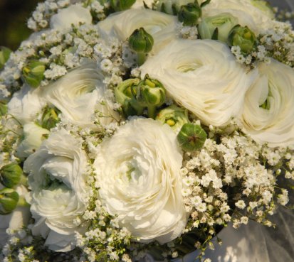 Svatební kytice s bílými pryskyřníky