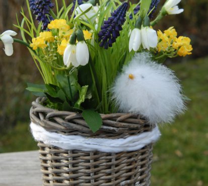 Jarní dekorace v proutěném košíku